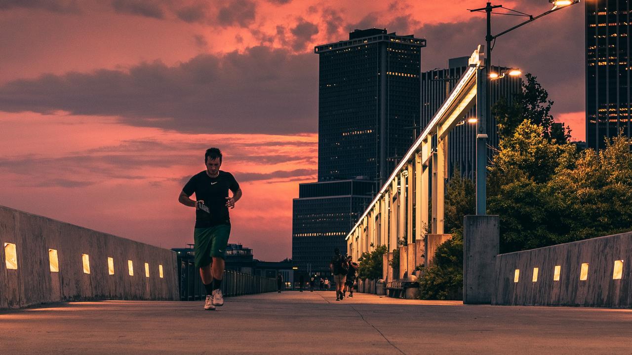 Jak jogging może pomóc Ci schudnąć, poprawić zdrowie układu krążenia i zaczerpnąć świeżego powietrza każdego dnia
